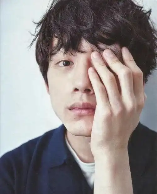 发型二关键字:凌乱,线条,蓬松,鬓角,长刘海