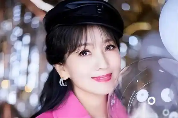 赵雅芝的3个儿子:长子47岁次子44岁,小儿子37岁,个个让