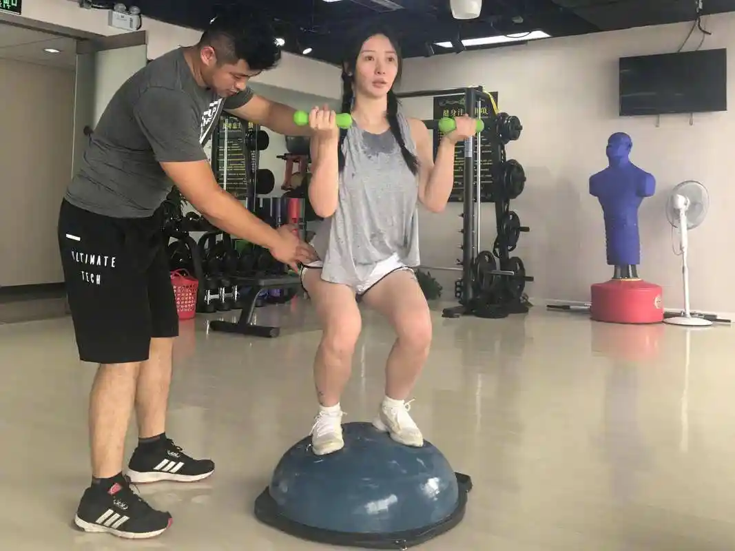 年近四十的柳岩,健身房里汗流浃背,好身材都是锻炼出来的!