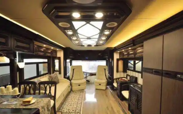 成龙的豪华房车,车长11.5米,高3.2米,全球仅此一台!