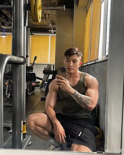 80后的陈潭山不输小鲜肉,依旧有颜值有肌肉,仍是镜头里的焦点!