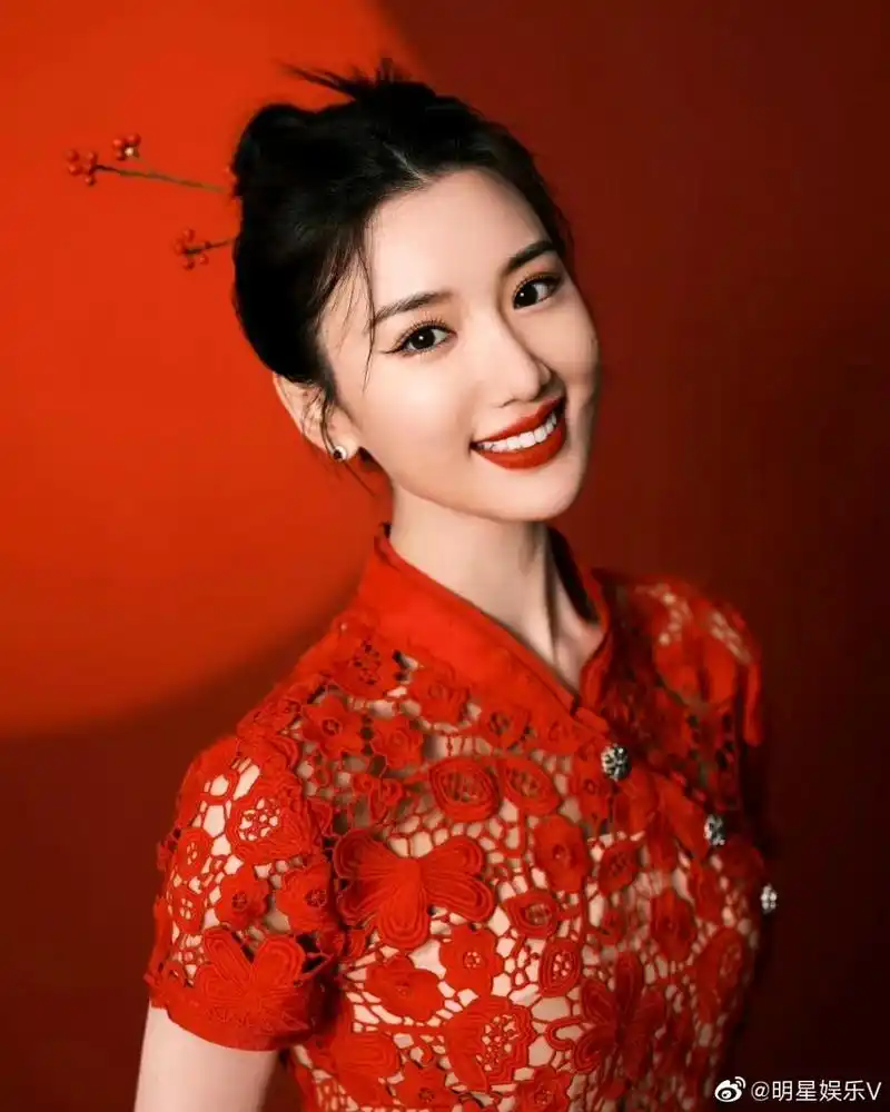 毛晓彤# 一袭红色旗袍裙,优雅又贵气