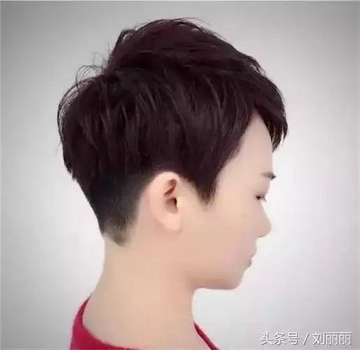 2018短发流行铲发脚干净利落很轻松让你走路都带风