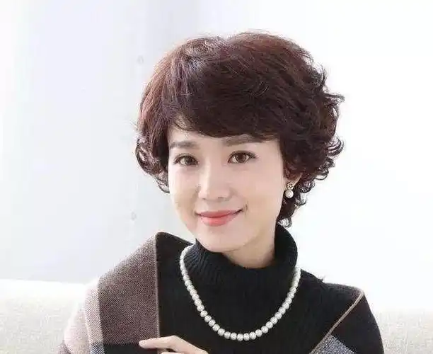 女人到了50岁别总剪短发不如试试这4款减龄新发型