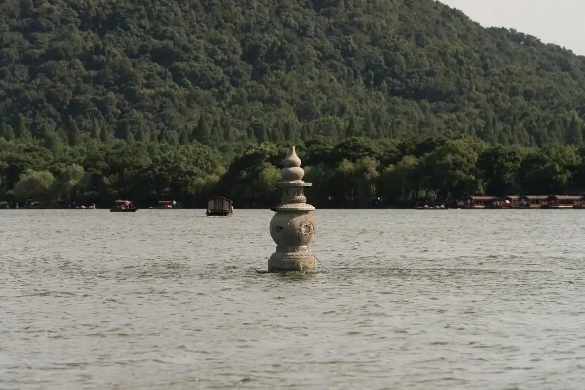 来三潭印月,体验湖中有岛,园中藏景的奇幻之旅!