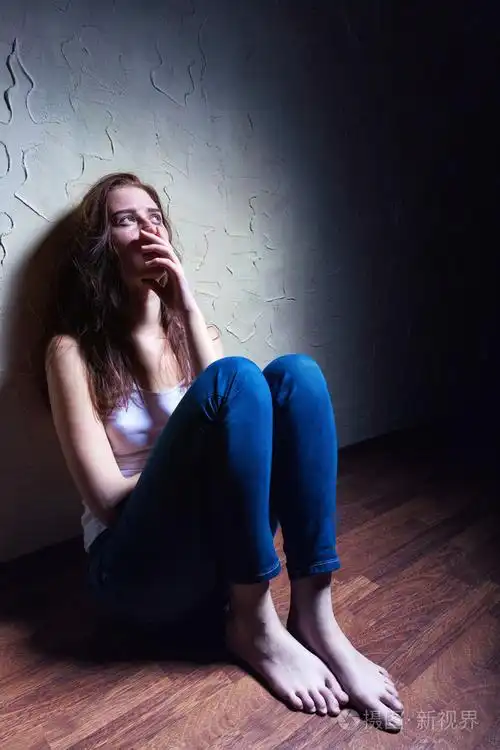 伤感的女子独自照片-正版商用图片0ak1as-摄图新视界