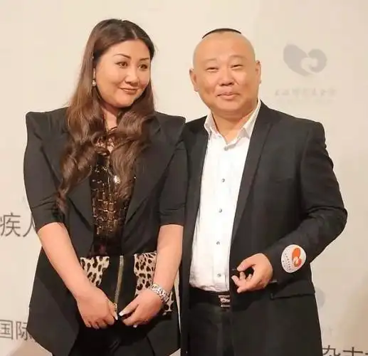 曾因贫困离开郭德纲,抛下4岁郭麒麟远赴日本,胡中惠现况如何?