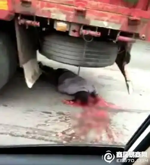 惨痛丨商丘火神台附近再次发生惨烈车祸,两人当场身亡,脑浆都流出来了