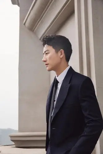 黄轩身着深蓝色西装 低调稳重