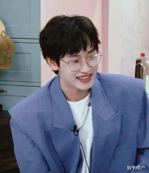 into1-ak刘彰的颜值在团内算帅哥吗? - 知乎