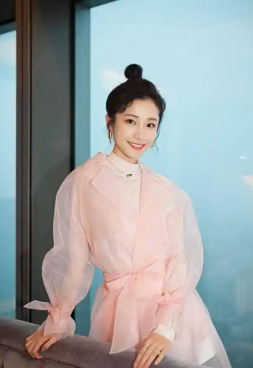 延禧攻略明玉扮演者姜梓新的时尚高冷气质,跳脱色彩尽展灵动本质_上衣