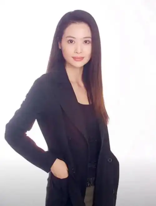 《承欢记》邓英:年轻时因美貌出圈,46岁婚姻无着落却越发优雅了