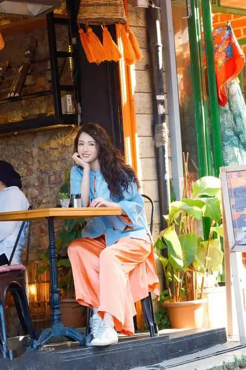 陈乔恩结婚后烫了羊毛卷,穿蓝衣 橘裙去度假,44岁美出