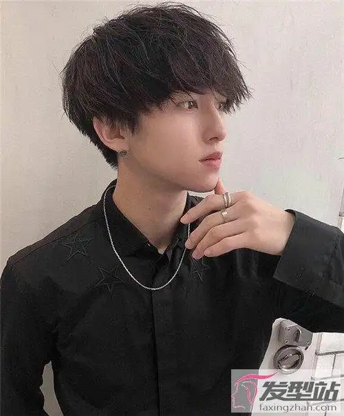 或许有些男生会质疑,天气热的时候烫不会热吗,因为定位烫是烫发根的