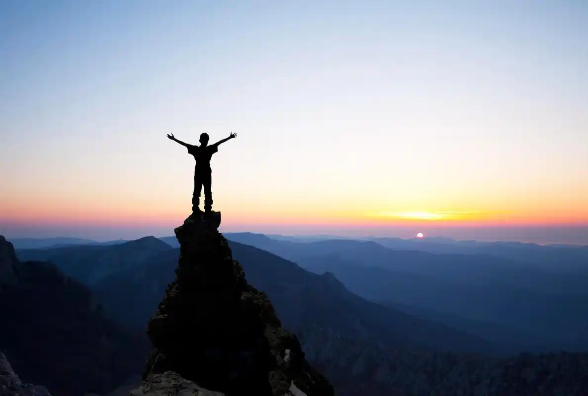 人到登顶成功看日出励志奋斗精神努力图片