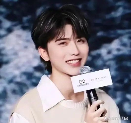 蔡徐坤出道后,他曾存在的缺点已经不复存在,牙齿不再显得突兀,而是