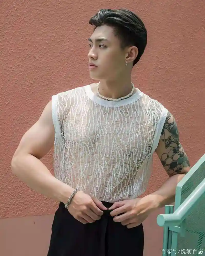 90后男模又潮又帅又壮实,肌肉演绎他的男友力,也可见他的性感