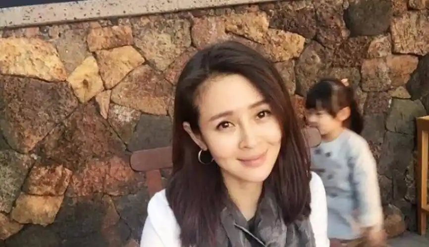 演员于明加:结婚13年只生孩子不做饭,如今被丈夫一家宠成公主_父母