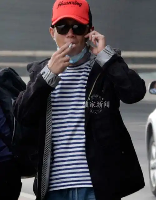 文章牵手马伊琍蒙面亮相犯烟瘾路边猛抽烟