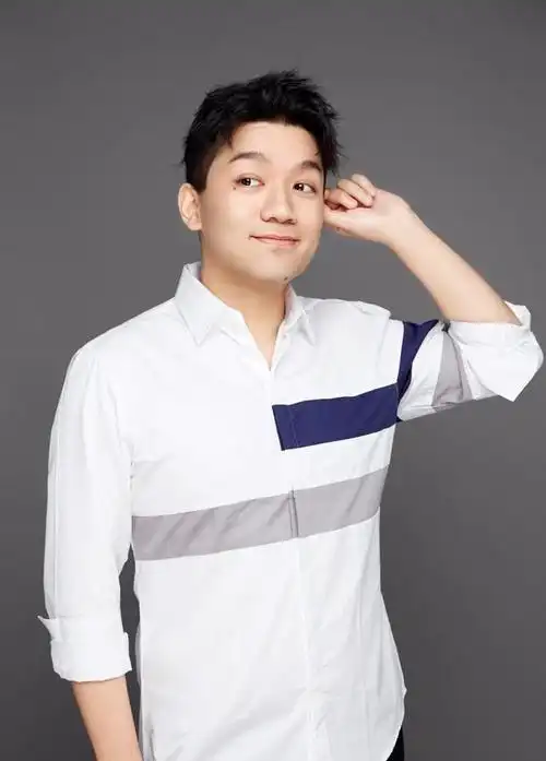 《家有儿女》小雨正式回归,颜值回升风度翩翩,瘦身成功再次逆袭