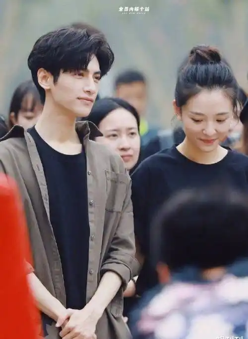 而和真正的高个男生在一起,一向娇小的吴倩是没有这么高大魁梧的!