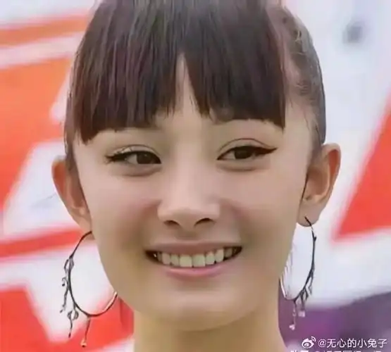 这是杨幂没整容前的样子,明显能看出和现在的差别.