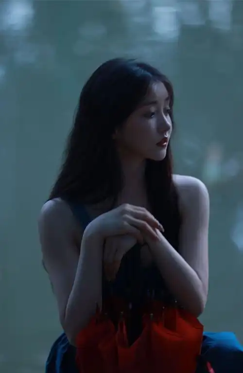 姜贞羽释出的这组森系写真把她身上的那种氧气感气质展现了出来
