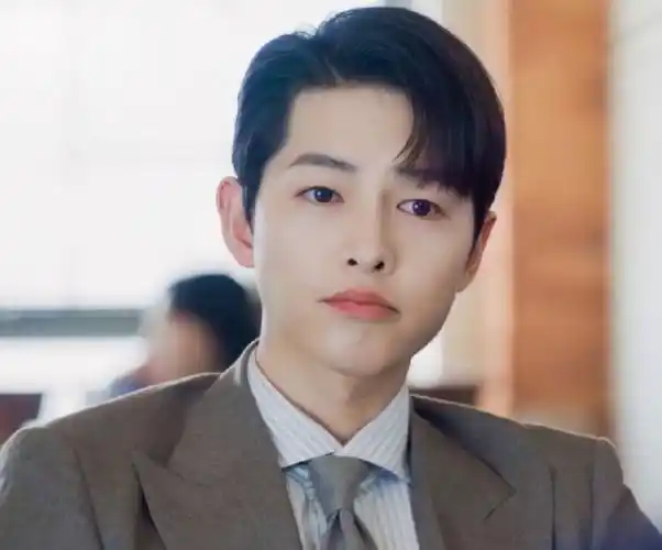 宋仲基形象不再油腻,状态回归超耐打|宋慧乔|发型|西装|衬衫|西裤