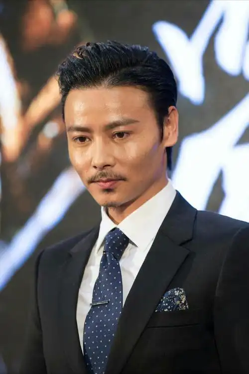 p>张晋(max zhang),1974年5月19日出生于重庆市,华语影视男演员,导演