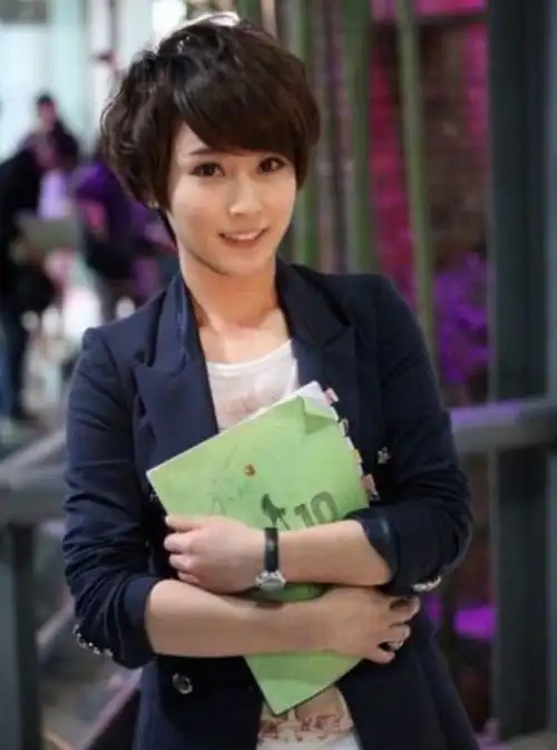 吴京妻子谢楠:嫁偶像,挺着孕肚办婚礼,4年生两子,成人生赢家