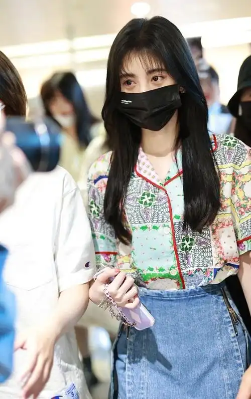 鞠婧祎私服真是小个子穿搭范本花衬衫配牛仔短裙清新又减龄