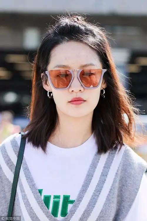 李沁低调素颜现身机场戴彩色镜片扮酷一脸痘痘太抢镜