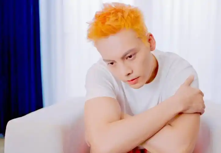 陈伟霆橘色发型十分吸睛 搭配白t夏日清爽感拉满