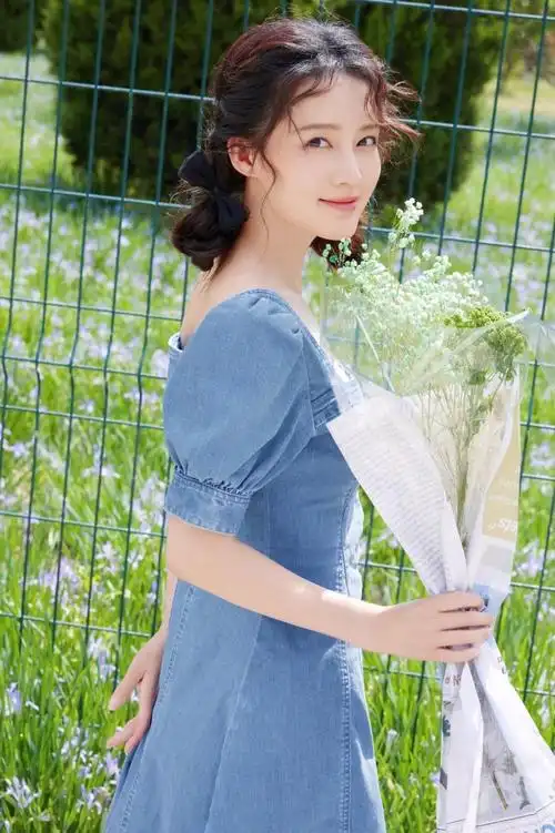 李沁变身夏日元气少女笑容甜美穿搭好亮眼