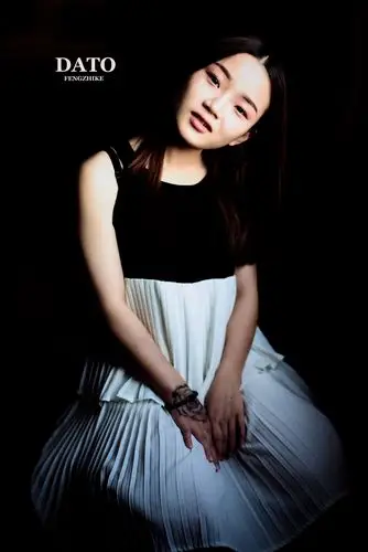 黑背景的女孩人像