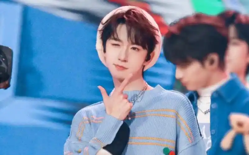 【贺峻霖】【贺峻霖湖南卫视小年夜贝雷帽造型】