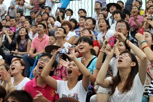 2011年7月16日,在安徽芜湖方特乐园观看演出的观众面露夸张的惊讶表情