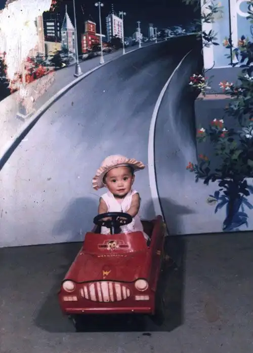 人气超女童年照片曝光 谭维维曾是假小子(图)