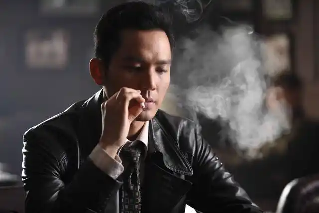 刘恺威早前拍的《千金女贼》让一众迷妹被这只专情的白狼所折服,抽烟