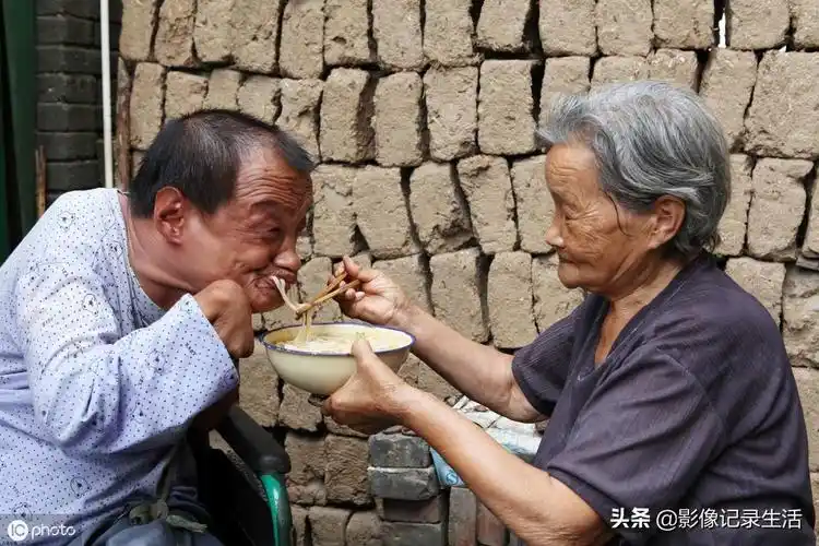 致敬母亲,11位平凡母亲感人故事,相拥而泣,她们的愿望是平安