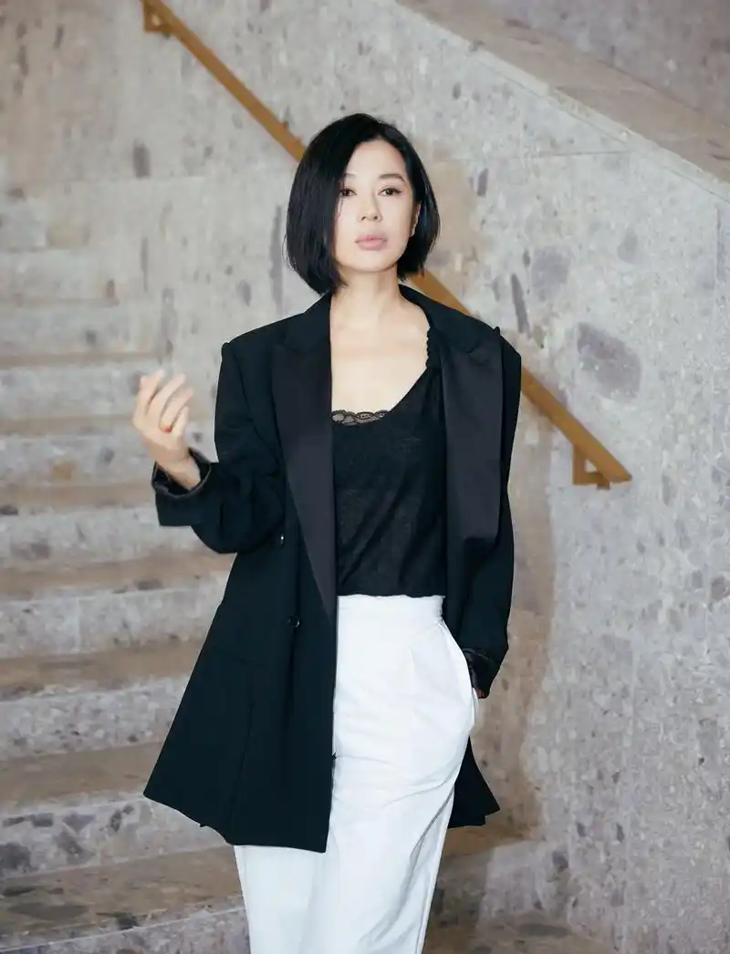 余男西装造型亮相米兰时装周 干练帅气从容自如