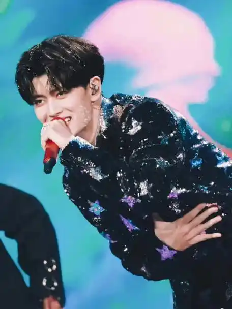 任嘉伦seeya跨年舞台