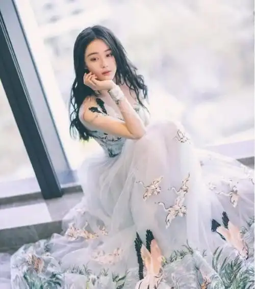 张馨予的白鹤仙女裙又火了!上身像是纹身,网友:何捷管管!