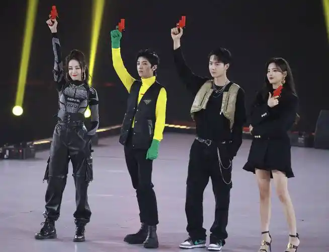 其中王一博,华晨宇,迪丽热巴,杨超越代言和平精英,一起参加了这次的