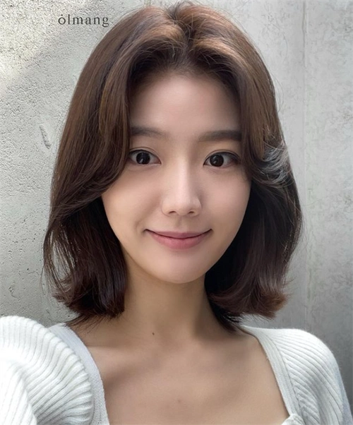 这款短发主要以八字刘海为焦点,s型弧度的长刘海恰好落在颧骨两侧