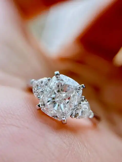 3克拉垫形大钻戒