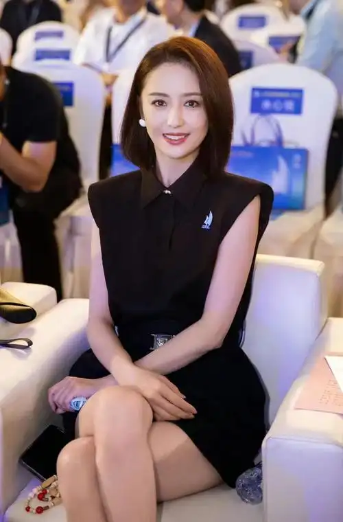 佟丽娅穿黑色束腰连衣裙出席浙江青年电影周活动利落大气