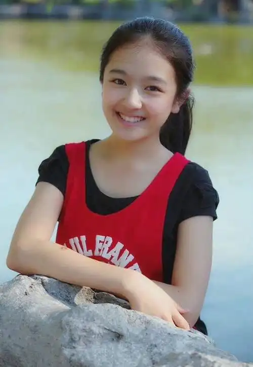 李兰迪童年照#李兰迪童年照好可爱啊,小时候看起来就灵气十足.