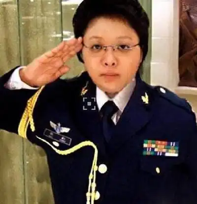 这张照片中的韩红也穿着一身军装,她在文工团工作了很久,直到2015