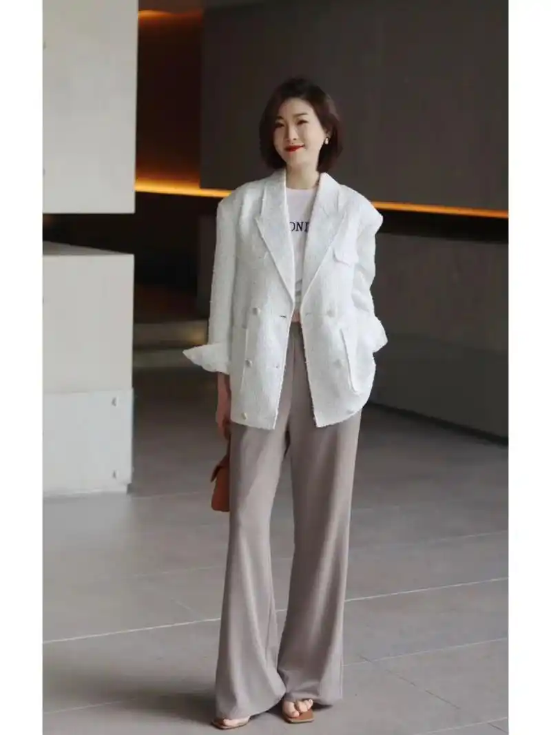 白色的西服外套搭配上一条垂坠感单品的长裤,这样的穿搭休闲洋气,而且